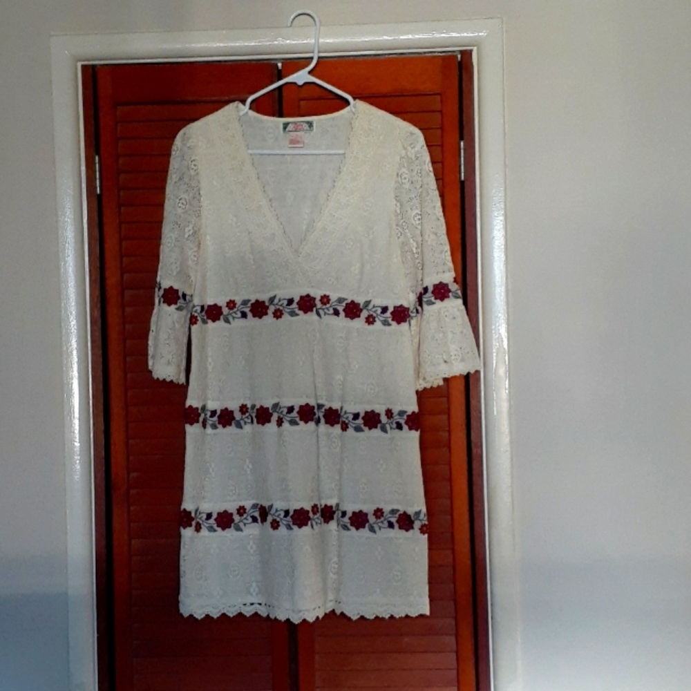White lacey floral short dress